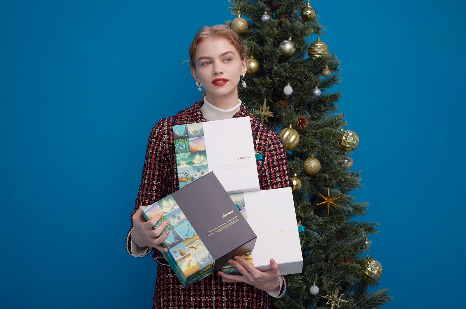 ギフトボックスを持つ女性