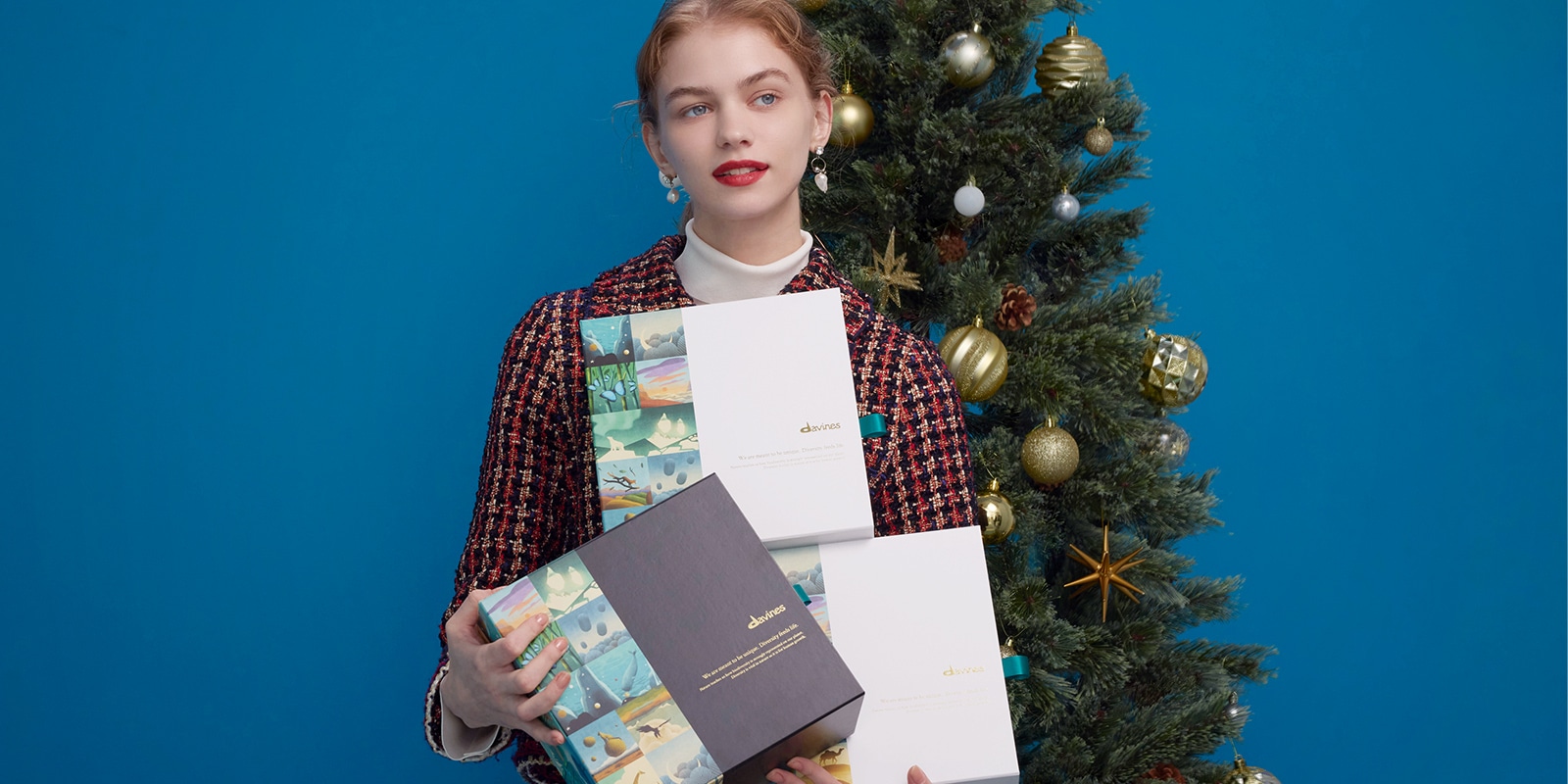 ギフトボックスを持つ女性