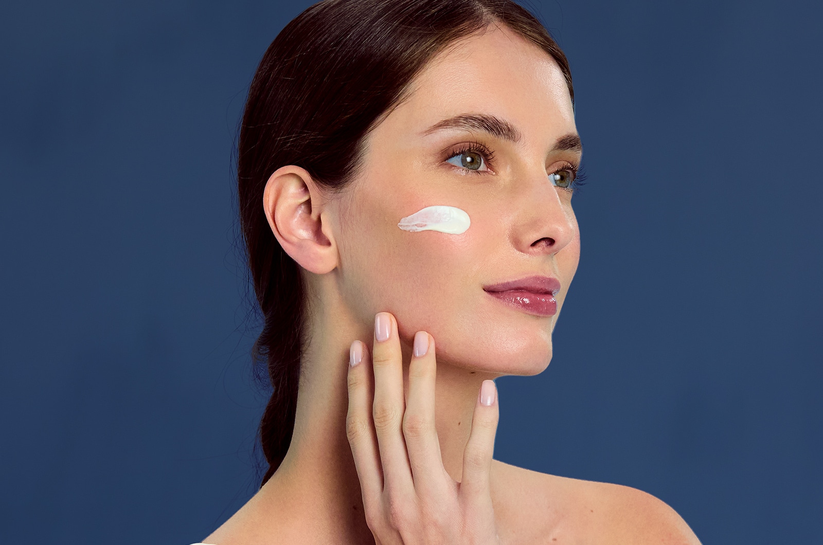 冬の肌を深くいたわる、夜のスキンケアの美学