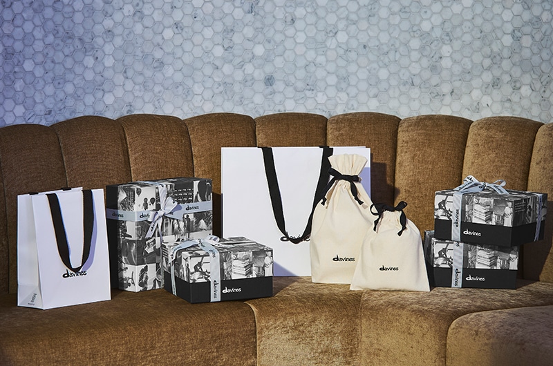 クリスマスツリーとコフレを持つ女性の画像